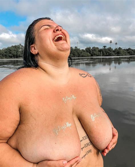 Thais Carla Posa De Topless E Faz Desabafo Sobre Seu Corpo S Eu