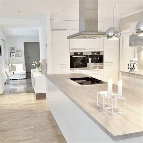 Abbiamo visto negli ultimi anni un ritorno della pietra naturale che modella le superficie più ricercate della cucina moderna italiana. Come arredare una cucina moderna bianca? 100 immagini ...