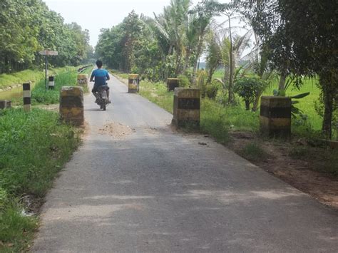 Batu Pembatas Jalan Tanggul Irigasi Bertambah ~ Sumber Rakyat