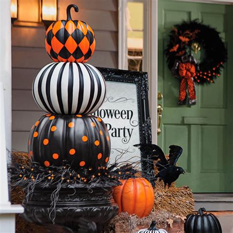 Chilling And Thrilling Halloween Porch Decorations For