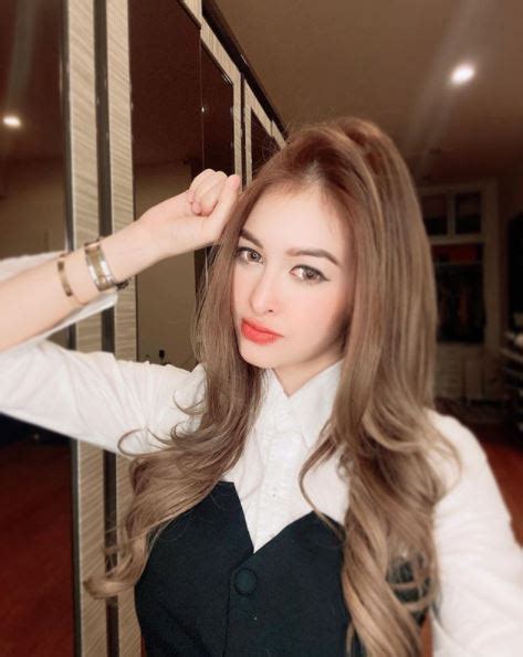 Eina mula berkecimpung dalam dunia hiburan lakonan melalui drama 5 jingga pada tahun 2008 dan nama. 'It's Done By Eina Azman' Dah Banyak Menu Baru, DATIN ...