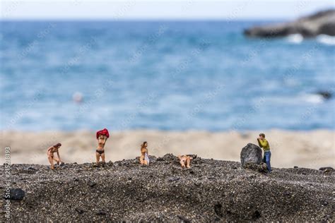 Kleiner Voyeur Erfreut Sich An Der Aussicht Am Strand Stock Photo