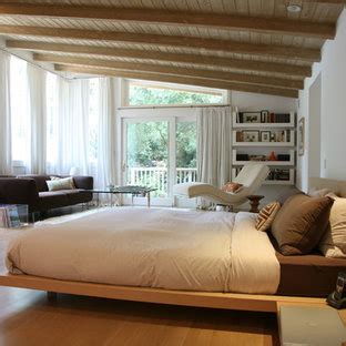 Chambre scandinave avec un manteau de cheminée en pierre ...