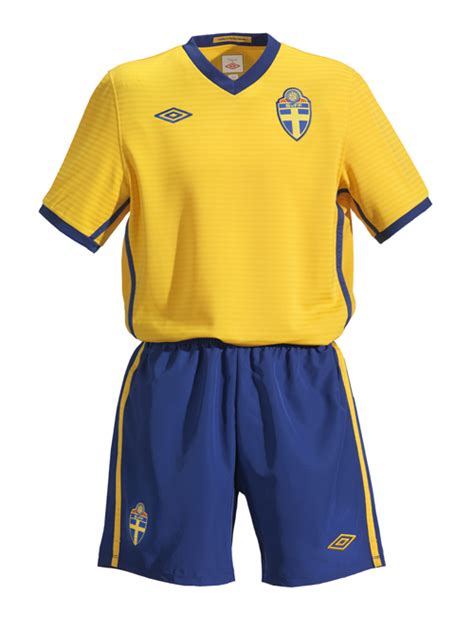 Sweden home national football shirt 2004 men's medium jersey umbro m trikot top. Sweden Umbro 2010/12 Home and Away Kits - FOOTBALL FASHION