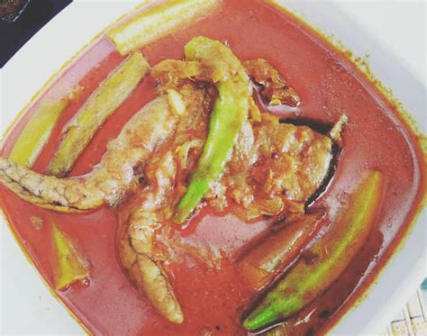 Dengan rasa kuah yang seimbang,bebola ikan dan isi kerang, memang terbaik. Resepi Ikan Tenggiri Masak Kari - Resep Bunda Erita