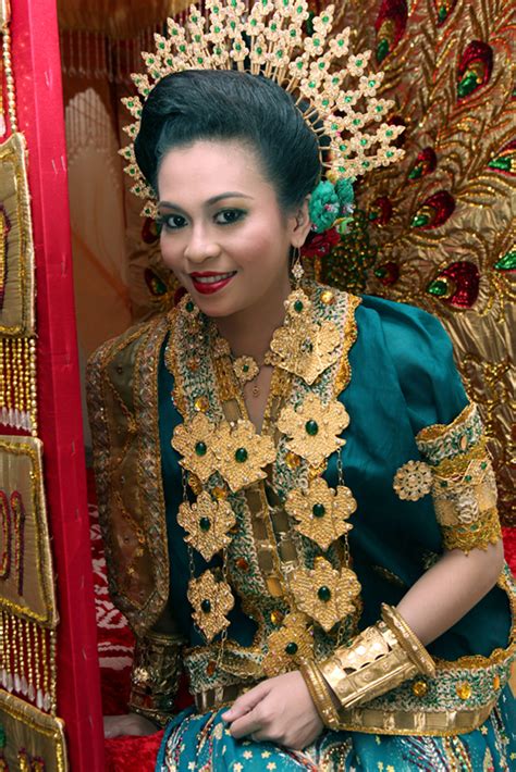 Ya, di hari bahagia kalian memang mempersiapkan gaun pengantin merupakan salah satu moment. Rumah Pengantin Bugis Makassar: Baju Pengantin
