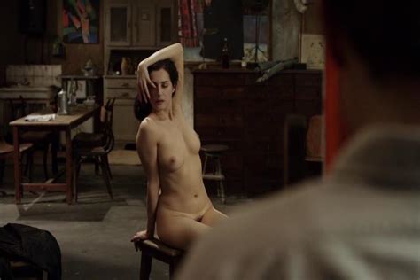 Amira Casar Desnuda En The Woman Crying With A Red Hat