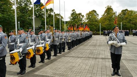 Regimentsgru Marsch Ausmarsch Ehrenformation Musikkorps Der Bundeswehr Mit Spielmannszug