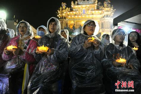 The site owner hides the web page description. 台湾高雄地震 民众雨中祈福_网易新闻
