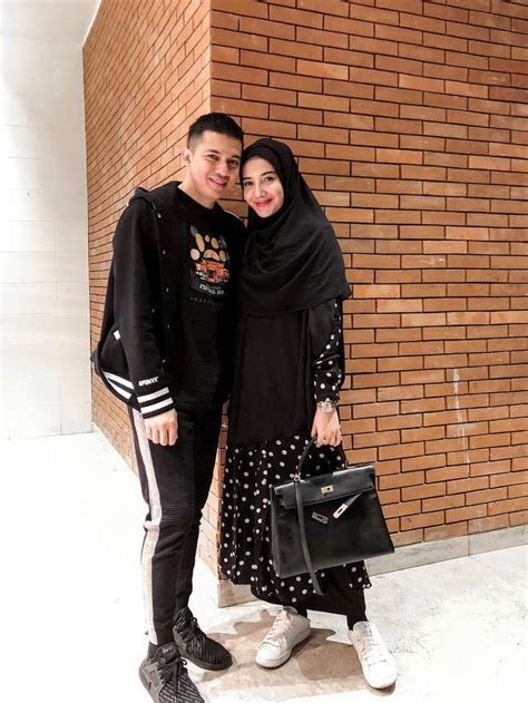 Aplikasi desain baju adalah kumpulan serial video yang populer saat ini, app desain baju sangat diminati semua kalangan, namun baru bisa dinikmati melalui televisi, disini anda bisa menikmati desain baju dress melalui ponsel anda setiap hari. Baju Gamis Zaskia Sungkar Terbaru - All Desain