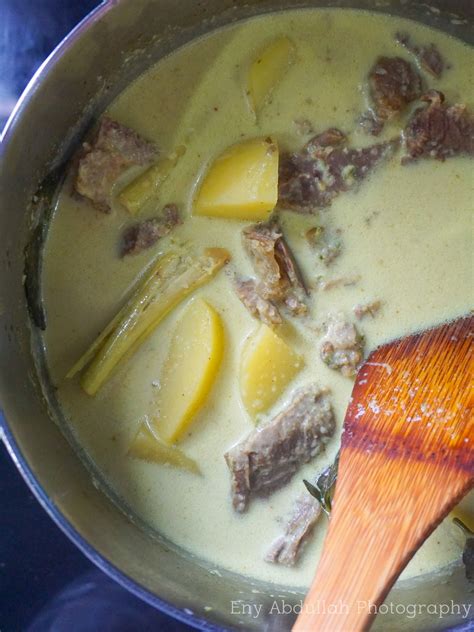 Masak diatas api perlahan sehingga belimbing lembut. Daging Lemak Cili Api
