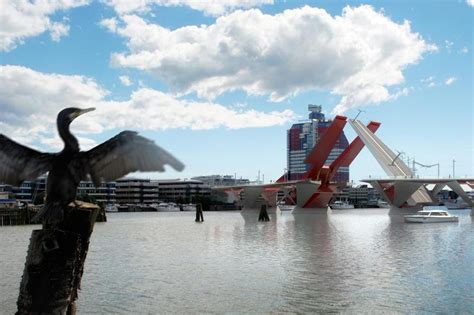 Bron är under konstruktion och planeras stå färdig 2021. Hisingsbron - BEaM