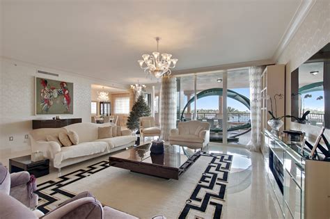 Tragedia a miami dove un palazzo di 12 piani è parzialmente crollato a surfside, provocando la morte di una persona e diversi feriti. Fisher Island Real Estate for sale