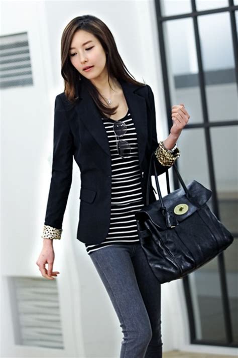 Blazer wanita yang identik dengan kesan rapi bisa juga dipadukan dengan pakaian ala korea yang lebih santai, seperti tanktop dan celana. Shooppaholic Boutique: Blazer Kerja atau Santai Hitam BL 9437