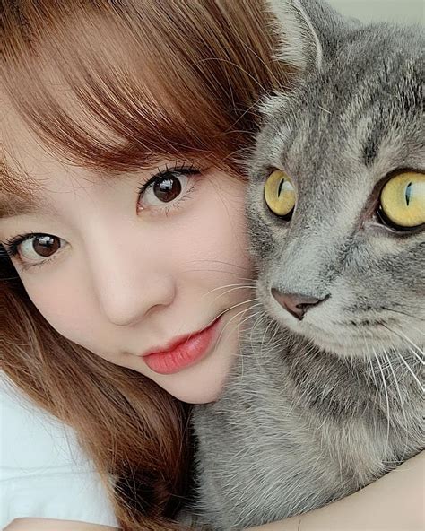 Check Out Snsd Sunny S Cute Selfies With Her Cat Wonderful Generation