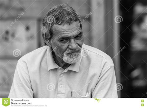 Retrato Del Viejos Hombres Tristes En Bucarest Foto Editorial Imagen