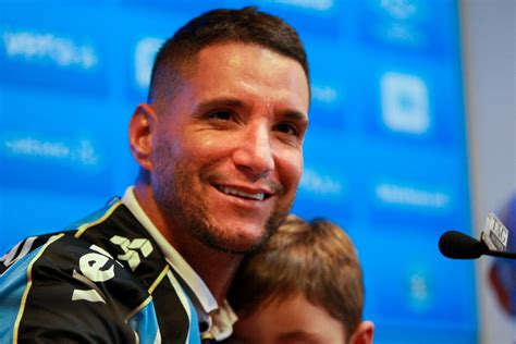 O app tik tok tá pagando para as pessoas. Thiago Neves, sobre meme 'Fala Zezé': 'Levo numa boa' MH ...
