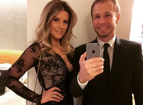 Foi o momento de reunir toda a galera, para eles poderem. Esposa de Tiago Leifert se inscreveu para o BBB, não passou e ele reage: "Ela entraria solteira ...