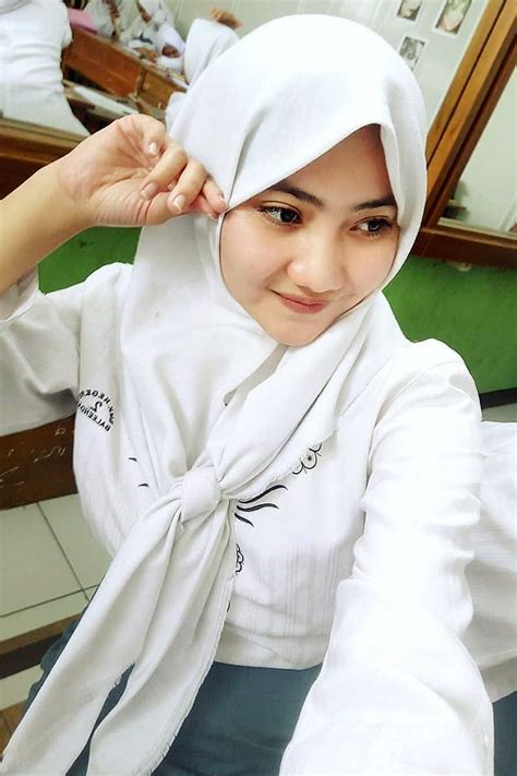 20 Jilbab Putih Pas Foto Lengkap