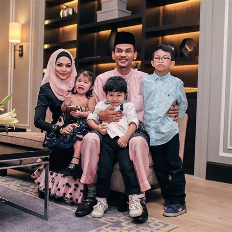 Beliau ialah anggota kumpulan senario. PERGHHH.. Wajah Isteri Lan Pet Pet dan Anak Perempuannya ...
