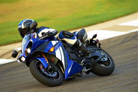 The three color options for 2013 are race blu, which comprises blue and matt grey bodywork with blue wheels and subtle white so, he borrowed a 2012 monster energy/graves/yamaha r1. Yamaha YZF-R1 2012 com controle de tração - Motos Blog