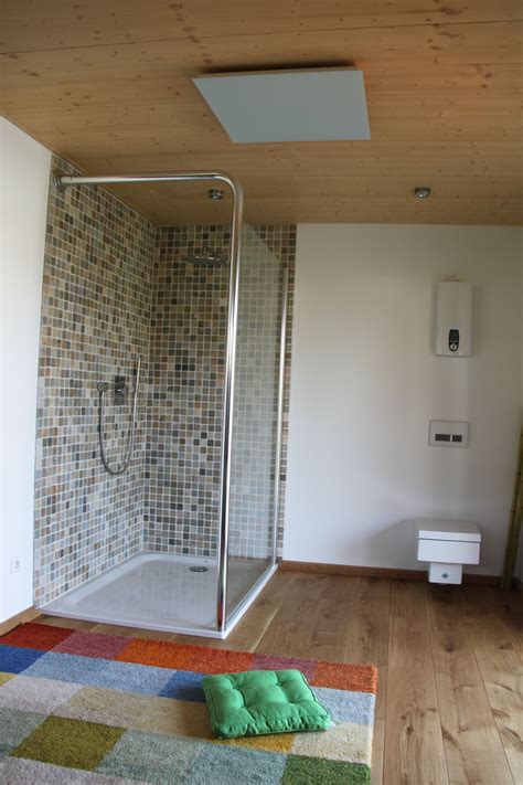 Die infrarot spiegelheizung im badezimmer die infrarotheizung als spiegelheizung für das badezimmer ist platzsparend und kann in verschiedenen watthöhen (200 bis 1300 watt) bestellt werden. Infrarotheizung installiert auf einer Holzdecke sorgt für ...