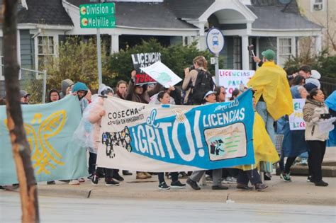 ¡hispanos Se Manifiestan El Primero De Mayo Exigen La Devolución De