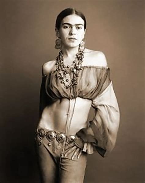El cuerpo de Frida Kahlo desnudo bello y juvenil antes de la pasión