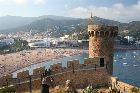 Choose from a list of establishments that can suit every need, for couples, families, friends or business trips. Tossa de Mar - Wikipedie