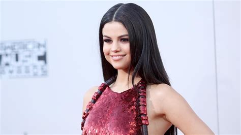 7 Things We Learned About Selena Gomez In Vogue S 73 Questions Youtube