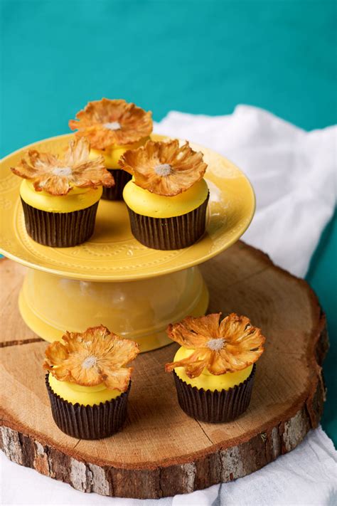 Nov 17, 2020 · to dry oregano in the oven, start by pulling off the oregano leaves from the stalks. Dried Pineapple Flower Cupcake Toppers | The Bearfoot Baker