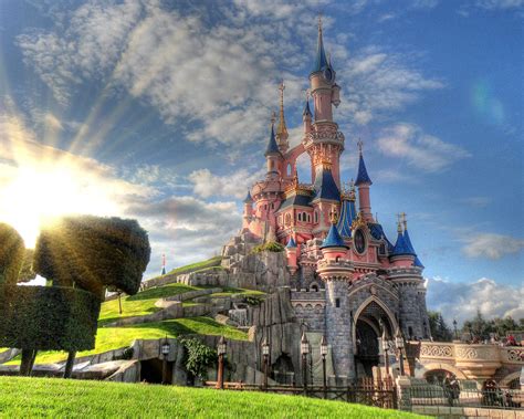 And fantasia gardens, the hotel is situated above the entrance turnstiles and ticket booths for disneyland park. Disneyland Paris - Top Loisirs et Évasion