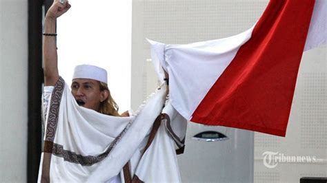 Foto habib bahar pakai baret. Kisah Cerita Dibalik Bahar bin Smith Bebas dari Penjara, Pakai Baret Merah Hingga Mendapat ...