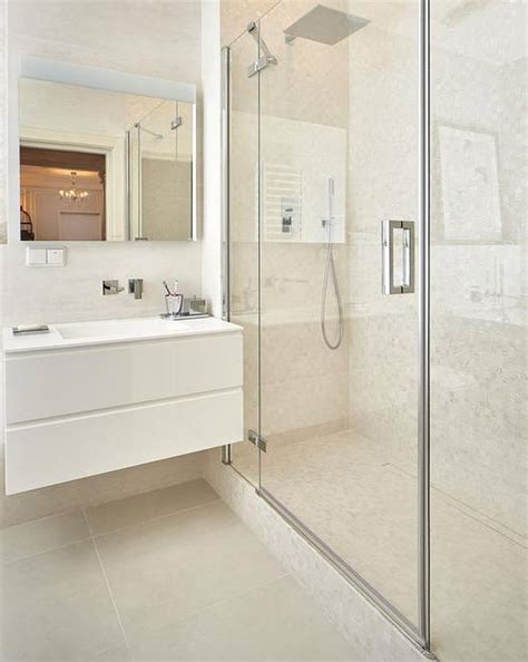 Se hai già provato, ti sarai accorta che una volta entrata in acqua, il ciclo potrebbe interrompersi temporaneamente. Un bagno bianco, quando il "non colore" fa la differenza ...