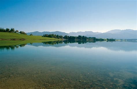 It was created in 1954, when the river lech was dammed for the first time to create the lechsee lake. Roßhaupten-Forggensee Wanderung - Wanderwege Allgäu