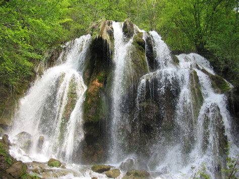 Romsilva a postat imagini noi, care surprind exact momentul prăbușirii unei bucăți din cascada bigăr, una dintre cele mai frumoase din. Cascada Beușnița din Banat, una dintre cele mai ...