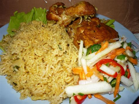 Masakan yang sudah sangat umum dijumpai khususnya di indonesia. NASI GORENG AYAM