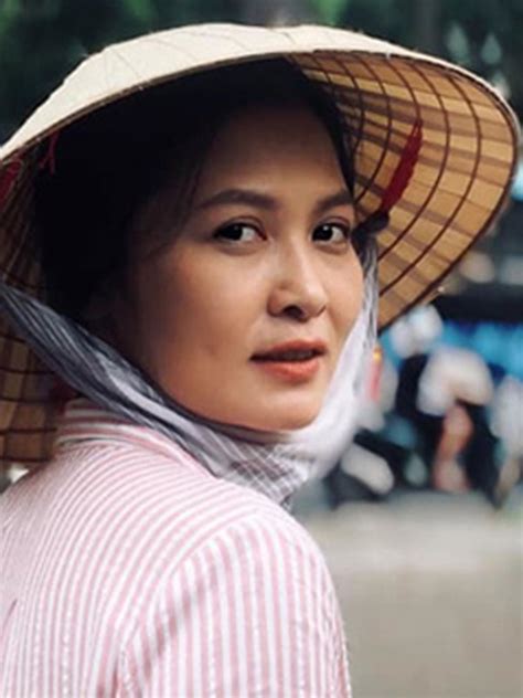 Đôi lúc cô bỡ ngỡ trong quá trình quay, đặc biệt ở cảnh tình cảm với quốc trường. Tái xuất sau nhiều năm không đóng phim, 2 nữ diễn viên này ...