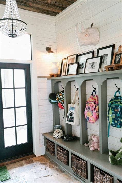 When it comes to cool home furnishings, rustic pieces are definitely some of our favorites, especially when you diy them and hang them on the wall. 27 Best Rustic Entryway Decorating Ideas and Designs for 2017