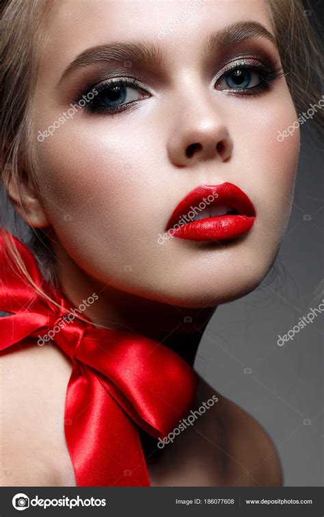 jeune fille avec maquillage soir lèvres rouges beau modèle l image image libre de droit par