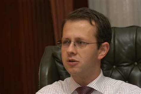 Su condición es estable y está siendo atendido por médicos de la capital. Dirigentes conservadores piden al ministro Felipe Arias ...