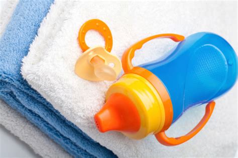 Membiarkan bayi bermain dengan botol susu. Cara Mensterilkan Botol Susu Bayi | BersihBersih