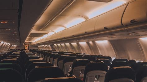 Window Seat, Suasana Kabin Pesawat Saat Hujan Dalam Penerbangan