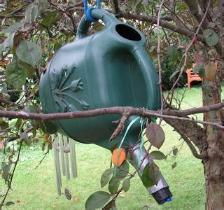 It is possible to use pieces of pipes, stumps and logs as a base. Watering Can Birdbath Drip - petdiys.com