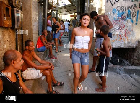 Menschen In Rocinha Favela In Rio De Janeiro Brasilien Stockfotografie