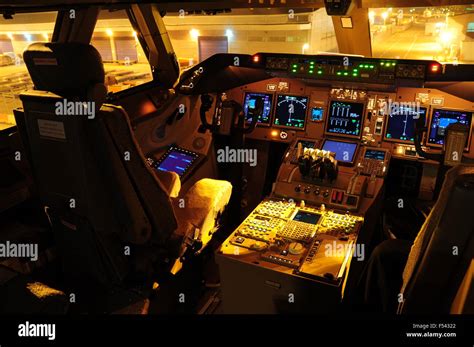 Boeing 747 8 Flight Deck Stock Photo Alamy