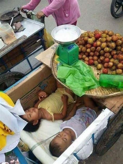 Litrato Ng Mga Bata Natutulog Sa Kariton Habang Nagtitinda Ang Kanilang