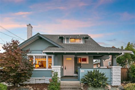 Though mostly found in california, craftsman houses appeared throughout the united states in the early twentieth century, thanks to pattern books and the popular press, grant says, meaning these. A Craftsman Cottage For Sale in California - Hooked on ...