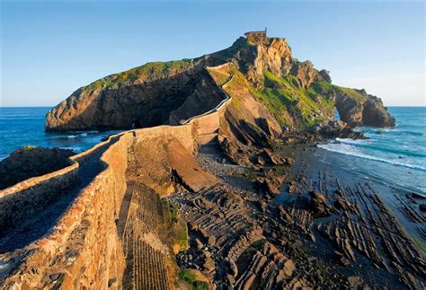 En el siglo xii pasó de monasterio o iglesia medieval a convento premonstratense. El islote y la ermita de San Juan de Gaztelugatxe