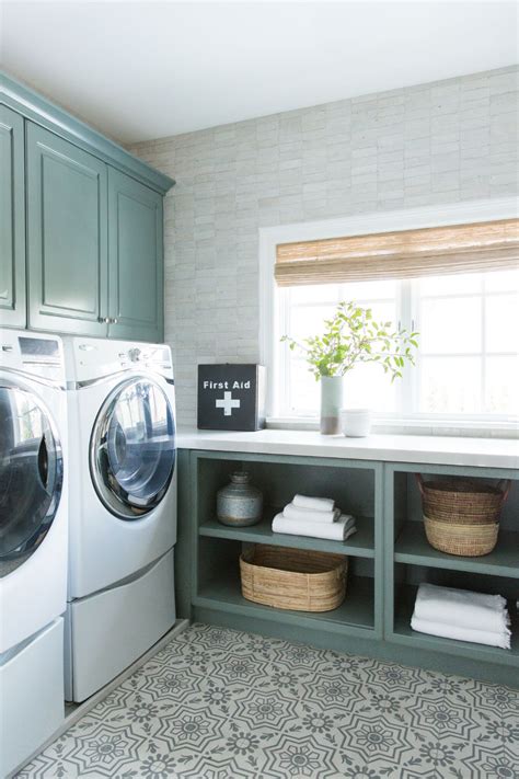 30 Patterned Tile Laundry Room